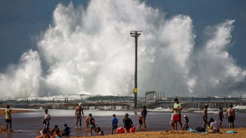 Ondas gigantes atingem a Austrália e causam afogamentos; veja fotos