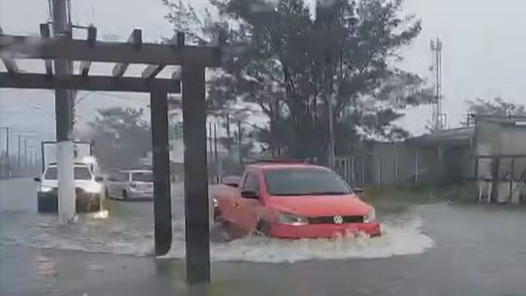 Chuva intensa causa alagamentos no Litoral Norte e vem mais água