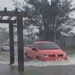 Chuva intensa causa alagamentos no Litoral Norte e vem mais água