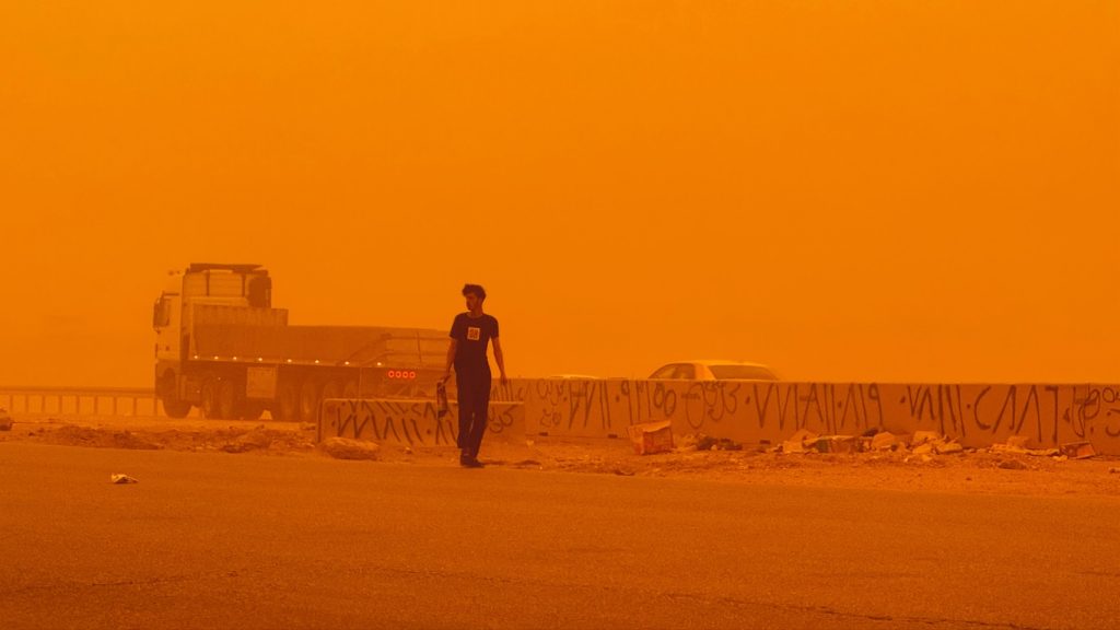 Poeira traz paisagem marciana e leva milhares aos hospitais no Oriente