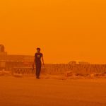 Poeira traz paisagem marciana e leva milhares aos hospitais no Oriente