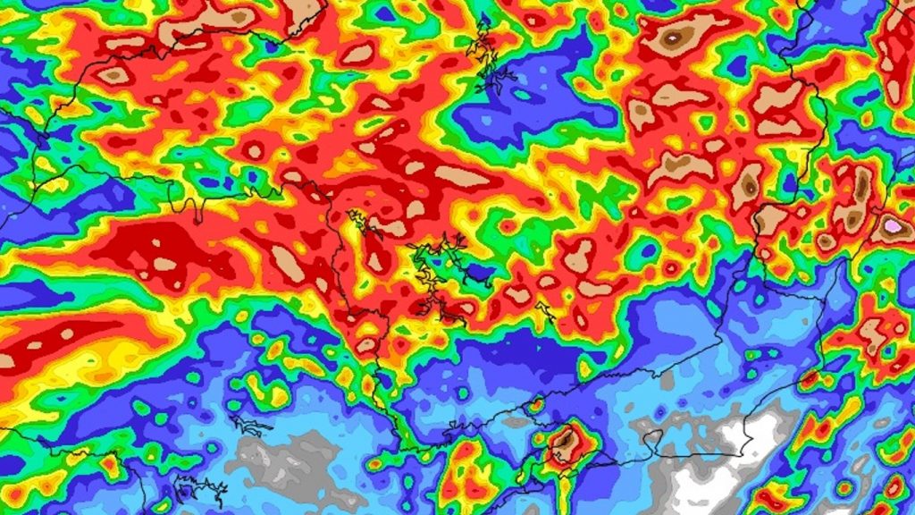 Feriadão com risco de chuva localmente intensa e temporais no Sudeste