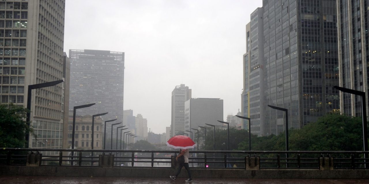 <span class="entry-title-primary">Chuva forte e temporais atingem São Paulo e Rio de Janeiro</span> <h2 class="entry-subtitle">Quinta-feira foi marcada por chuva forte e temporais nas cidades de São Paulo e Rio de Janeiro com transtornos </h2>