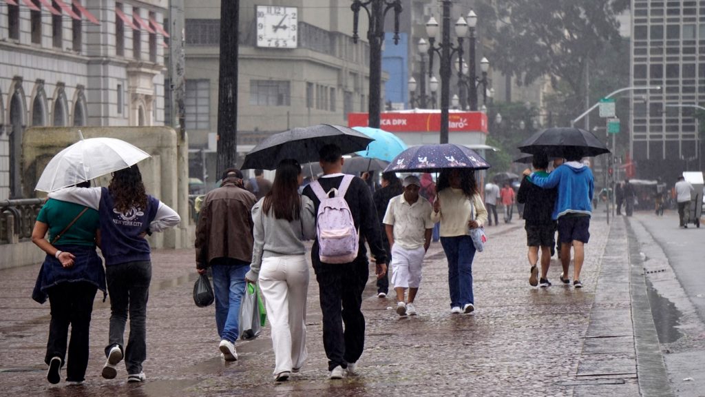 São Paulo tem risco de chuva forte com área de baixa pressão