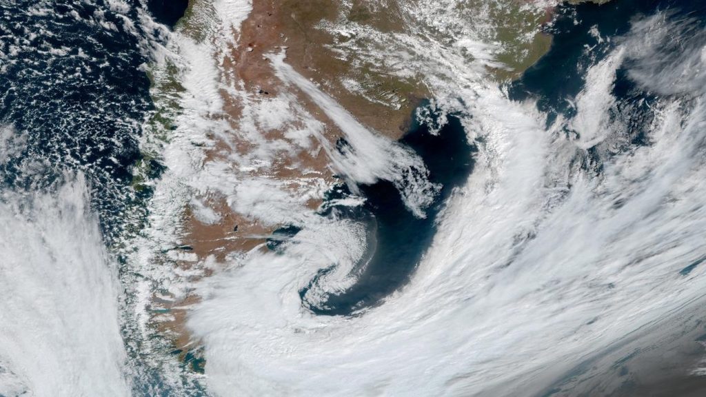 Ciclone traz vento de 119 km/h e provoca estragos na Argentina