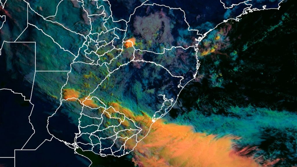 Segunda frente fria da semana começa a ingressar com chuva e temporais