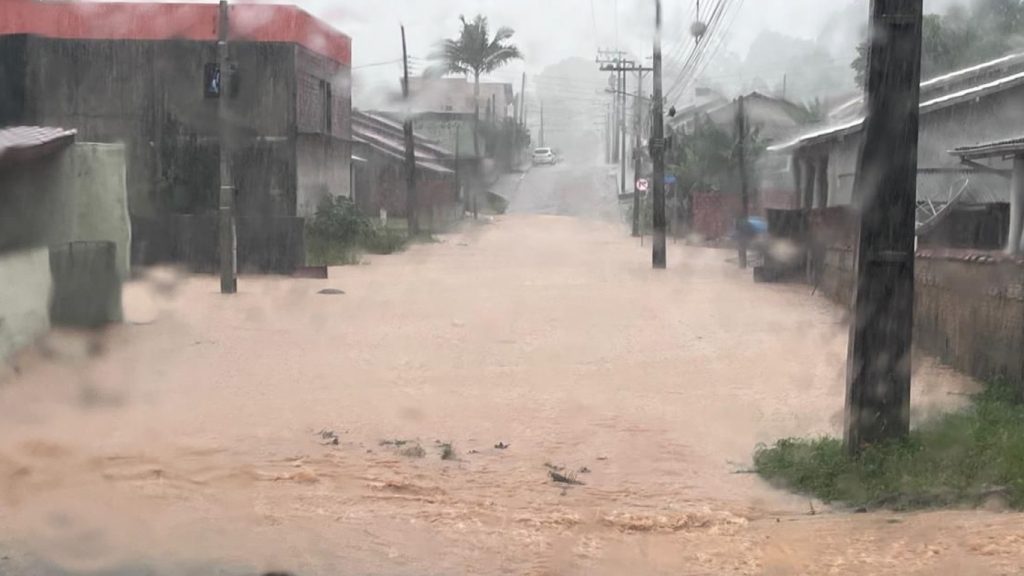 Chuva causa alagamentos e ainda pode chover forte em Santa Catarina