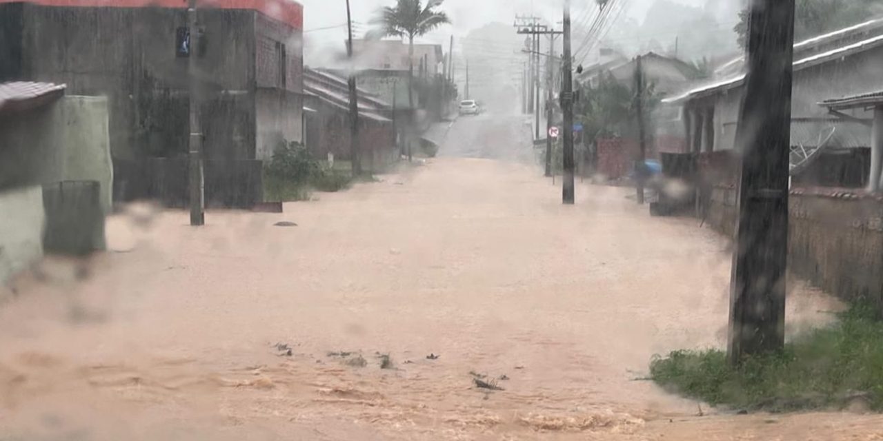 <span class="entry-title-primary">Chuva causa alagamentos e ainda pode chover forte em Santa Catarina</span> <h2 class="entry-subtitle">Episódios localizados de chuva intensa atingiram hoje de manhã o Sul catarinense e outras áreas podem ser afetadas ainda hoje </h2>