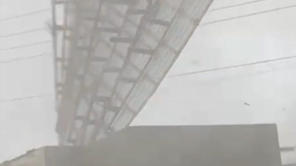 Vídeo mostra telhado sendo arrancado em vendaval em cidade gaúcha