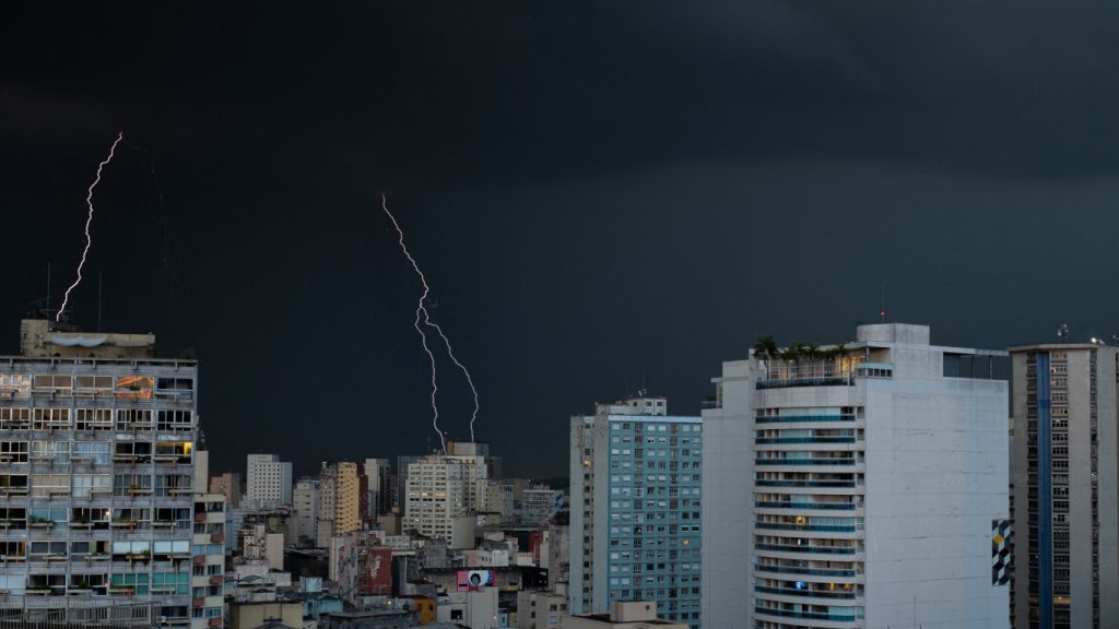 Temporais de chuva forte, vento e granizo vão atingir três regiões do Brasil
