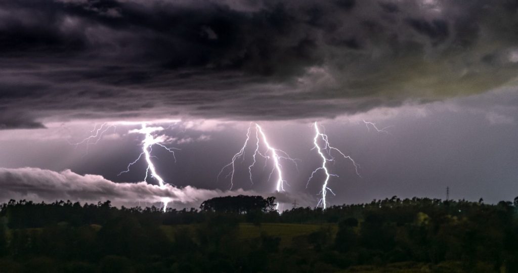 Baixa pressão e frente fria trazem chuva e temporais neste domingo