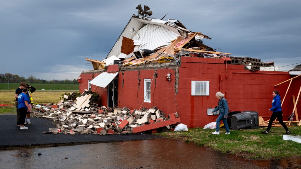 EUA se preparam para enchentes depois de onda fatal de tornados