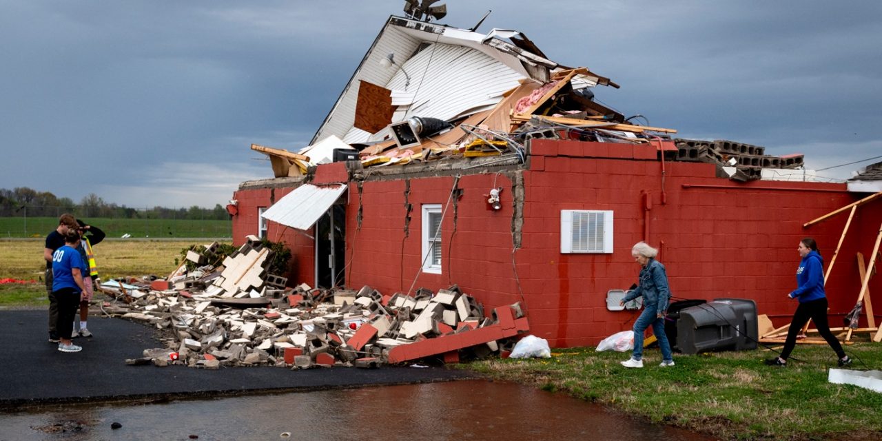 <span class="entry-title-primary">EUA se preparam para enchentes depois de onda fatal de tornados</span> <h2 class="entry-subtitle">Estados como Arkansas, Tennessee e Kentucky devem ter graves enchentes depois de uma onda de tornados no Centro dos Estados Unidos </h2>