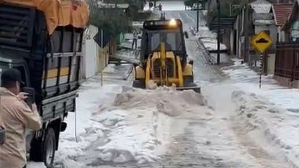 Granizo acumula nas ruas e quebra vidros de carros no interior gaúcho