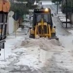 Granizo acumula nas ruas e quebra vidros de carros no interior gaúcho