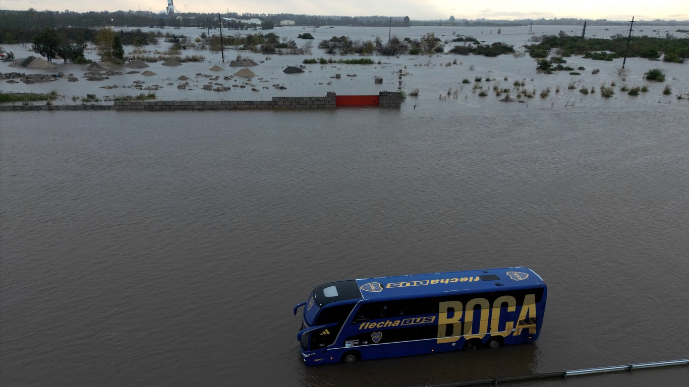 Foto mostra ônibus isolado pela inundação da enchente na Argentina Foto mostra ônibus isolado pela inundação da enchente na Argentina