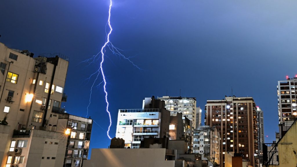 Calor fora de época no Sul do Brasil traz onda de temporais na Argentina