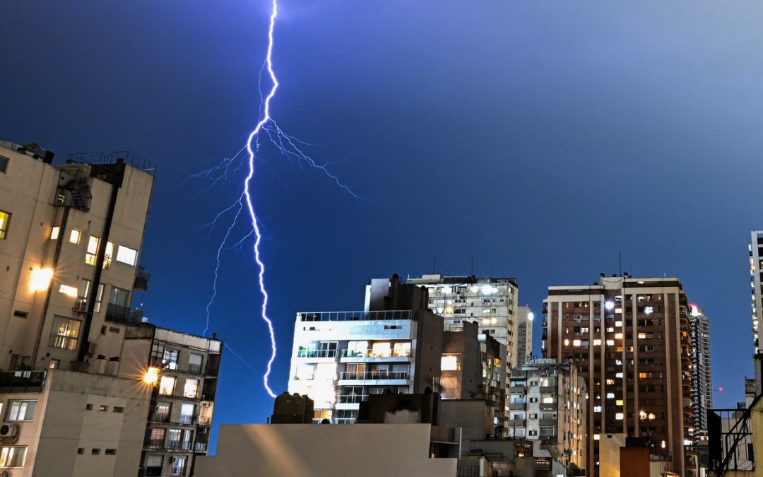 Calor fora de época no Sul do Brasil traz onda de temporais na Argentina Massa de ar quente que traz temperatura elevada para maio no Sul do Brasil favorece chuva e temporais na Argentina