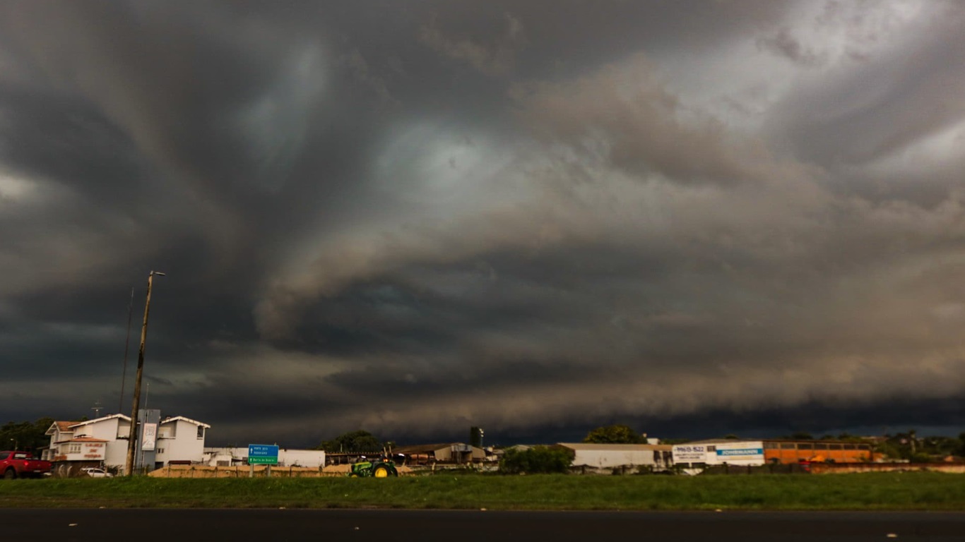 Foto mostra temporal em Uruguaiana na manhã de hoje 