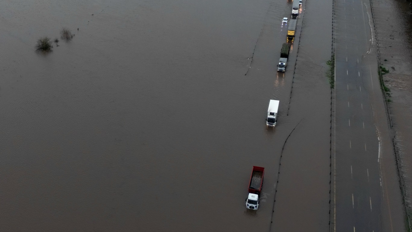 Imagem aérea mostra rodovia inundada em Campana pela enchente na Argentina Imagem aérea mostra rodovia inundada em Campana pela enchente na Argentina