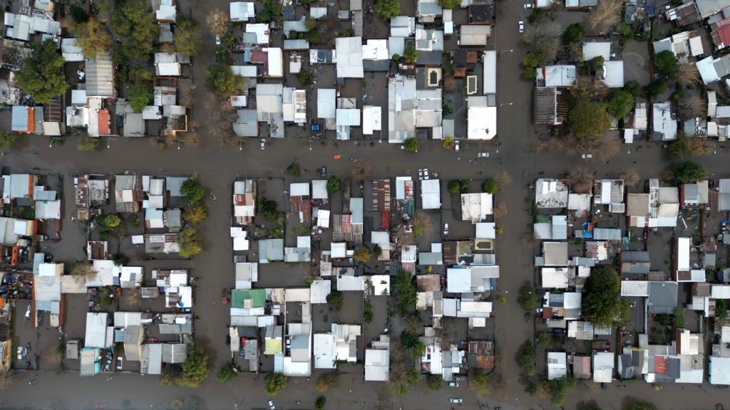 Enchente na Argentina submerge cidades com milhares de desabrigados