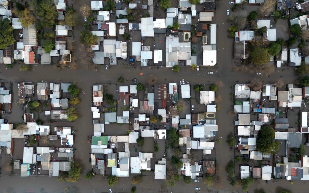 Enchente na Argentina submerge cidades com milhares de desabrigados Grave enchente no Noroeste da província argentina de Buenos Aires cobre cidades de água com milhares fora de suas casas
