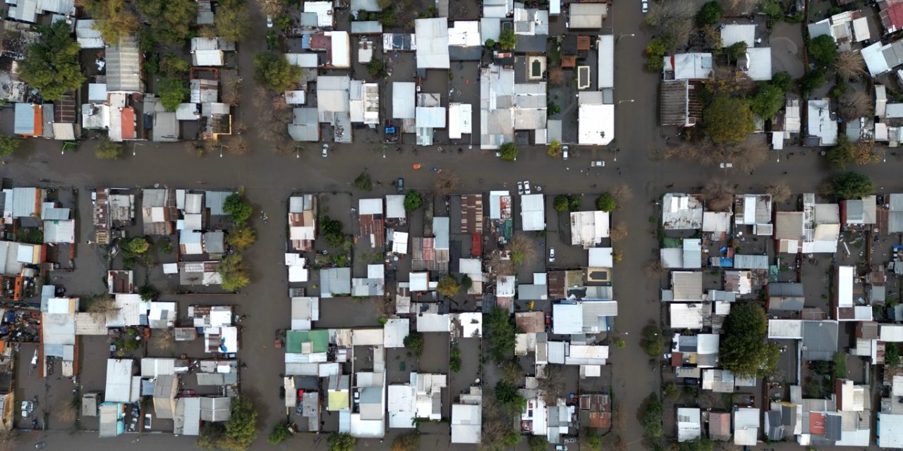 <span class="entry-title-primary">Enchente na Argentina submerge cidades com milhares de desabrigados</span> <h2 class="entry-subtitle">Grave enchente no Noroeste da província argentina de Buenos Aires cobre cidades de água com milhares fora de suas casas</h2>