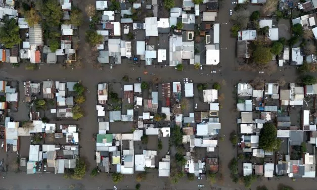 Enchente na Argentina submerge cidades com milhares de desabrigados