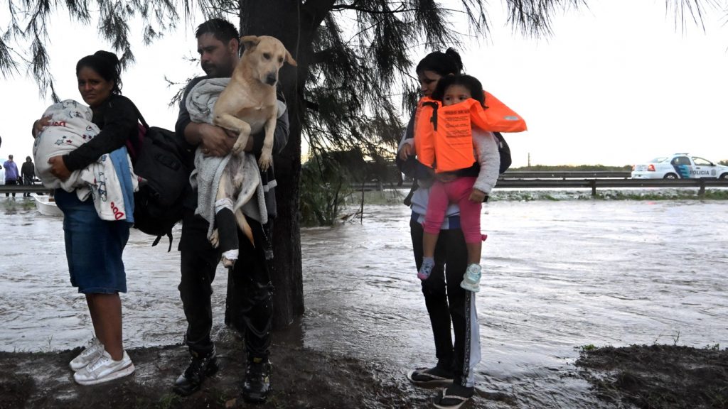 Sobe o número de mortos pela enchente na Argentina