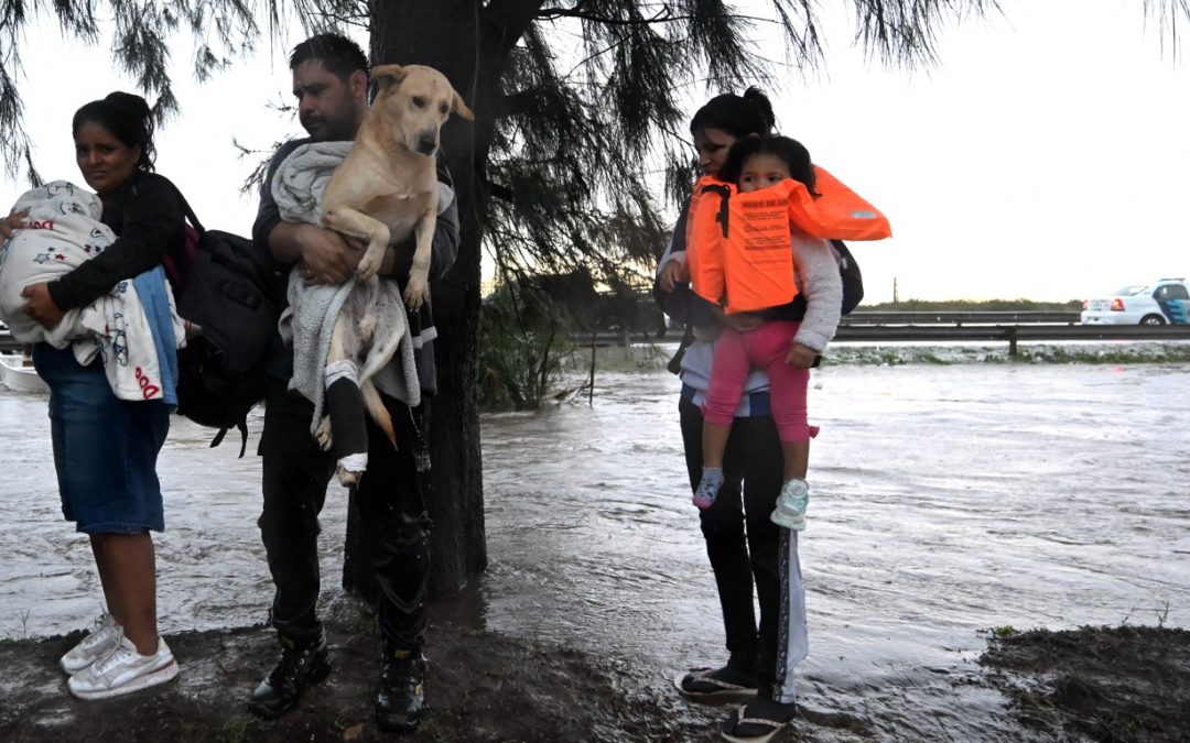 Sobe o número de mortos pela enchente na Argentina Enchente atingiu principalmente o Noroeste da província de Buenos Aires, na Argentina, após quase 500 mm de chuva