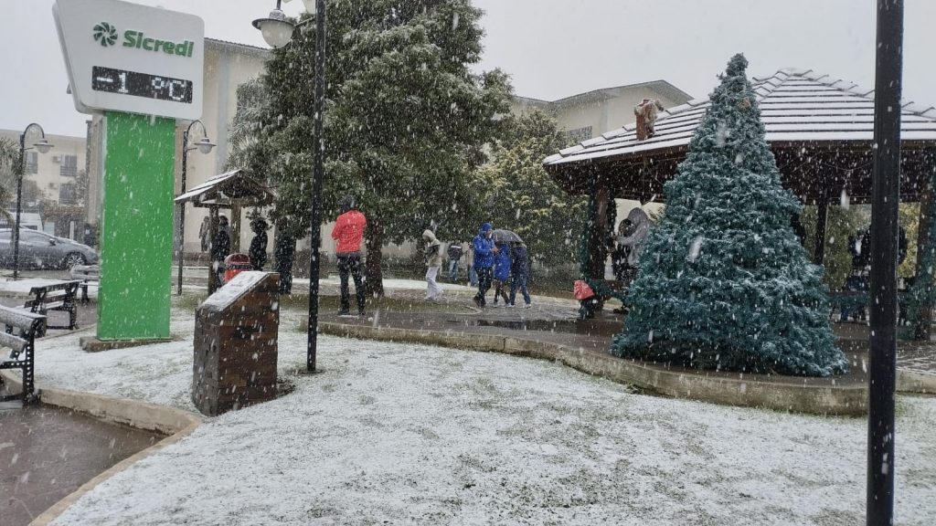 Neve continua e acumula nas áreas mais altas do Rio Grande do Sul