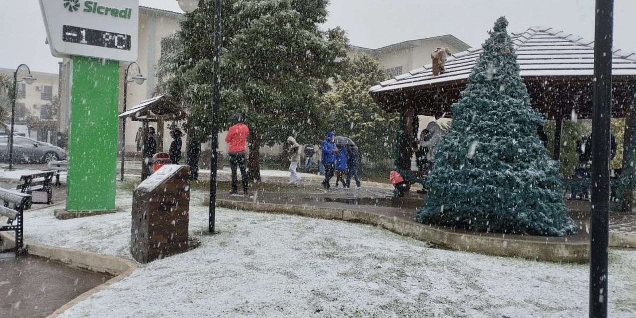 <span class="entry-title-primary">Neve continua e acumula nas áreas mais altas do Rio Grande do Sul</span> <h2 class="entry-subtitle">Neve já dura mais de três horas na cidade gaúcha de São José dos Ausentes e acumula nos campos e nos gramados </h2>