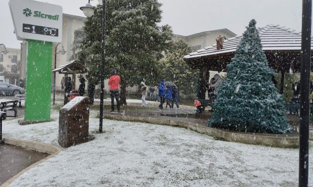 Neve continua e acumula nas áreas mais altas do Rio Grande do Sul