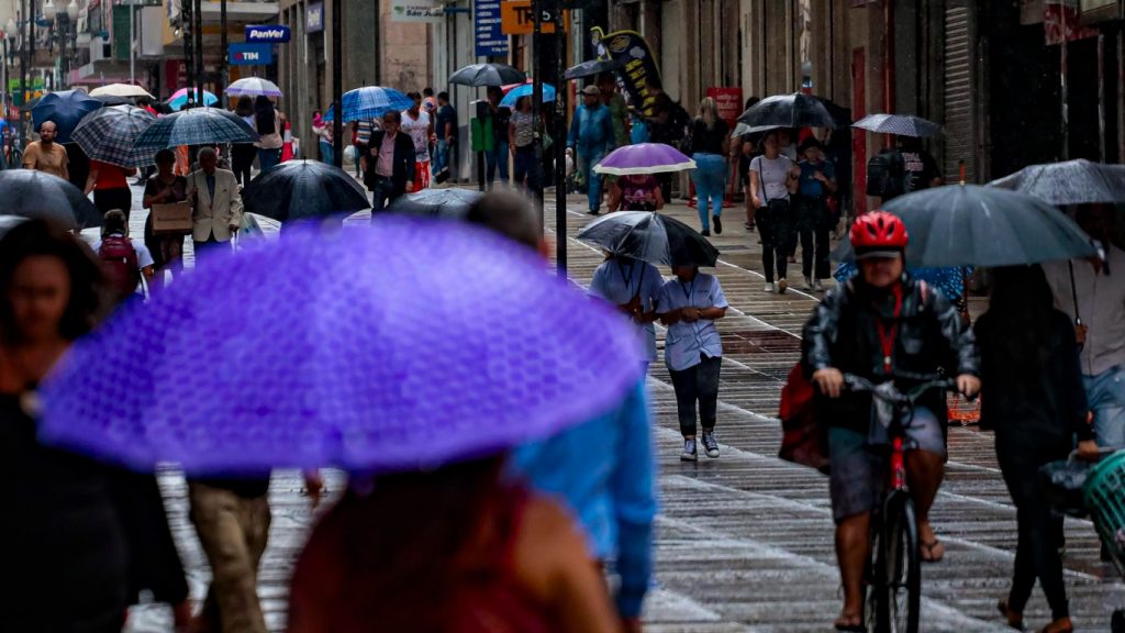 Frente fria no fim de semana: veja as projeções de chuva
