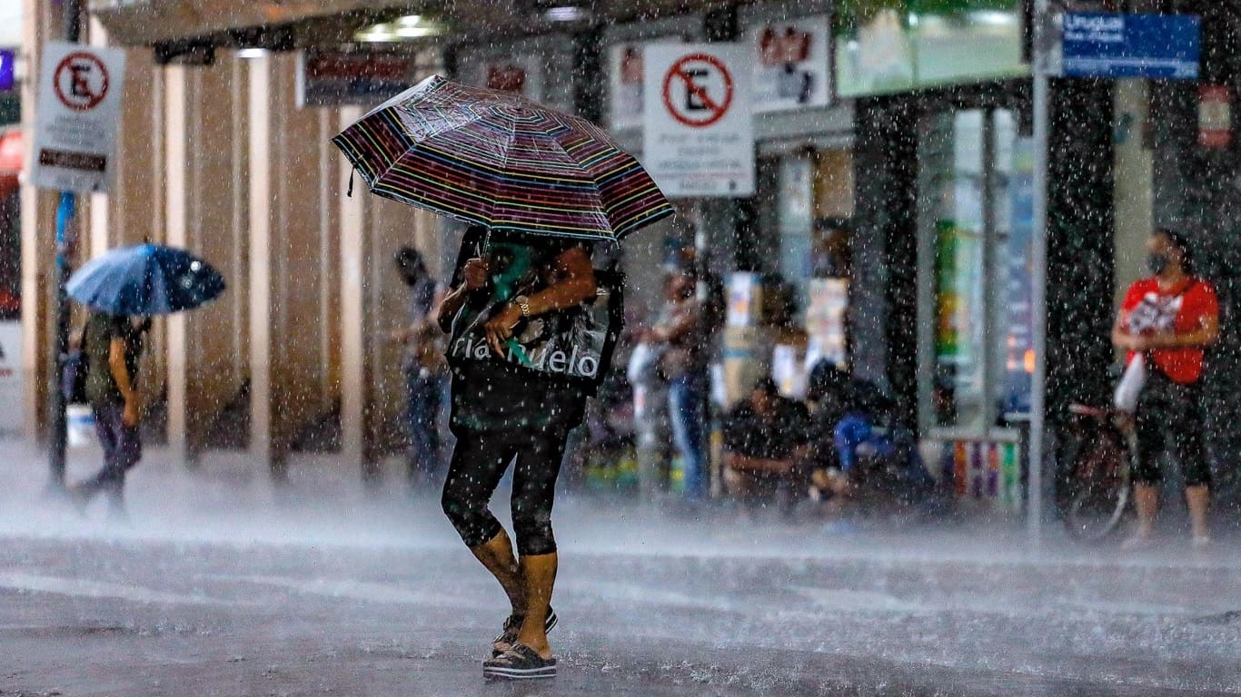 Foto mostra pessoa caminhando sob a chuva em Porto Alegre Foto mostra pessoa caminhando sob a chuva em Porto Alegre