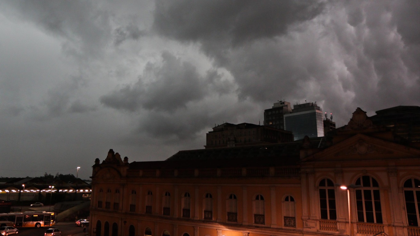 Chuva em Porto Alegre Foto mostra céu carregado e chuva em Porto Alegre