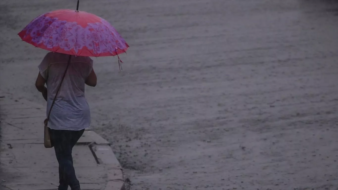 Chuva em Porto Alegre Foto mostra chuva em Porto Alegre por frente quente
