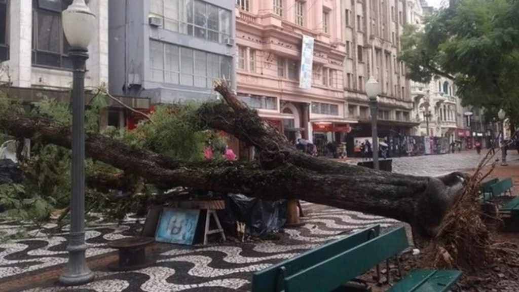 Ciclone com muita chuva e vento agrava problemas no Rio Grande do Sul