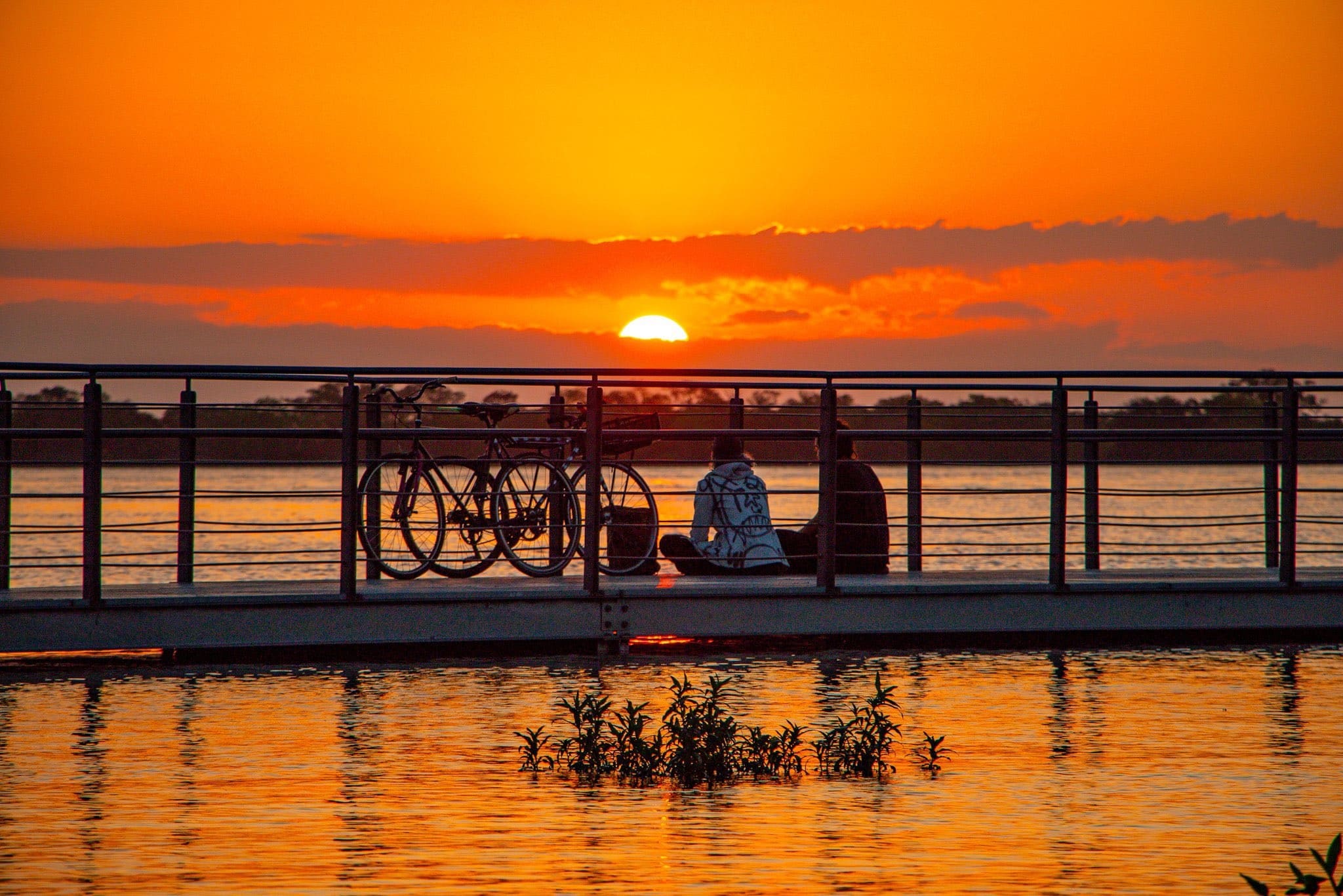 Foto mostra o fim de tarde em Porto Alegre com sol, tempo que estará presente neste fim de semana