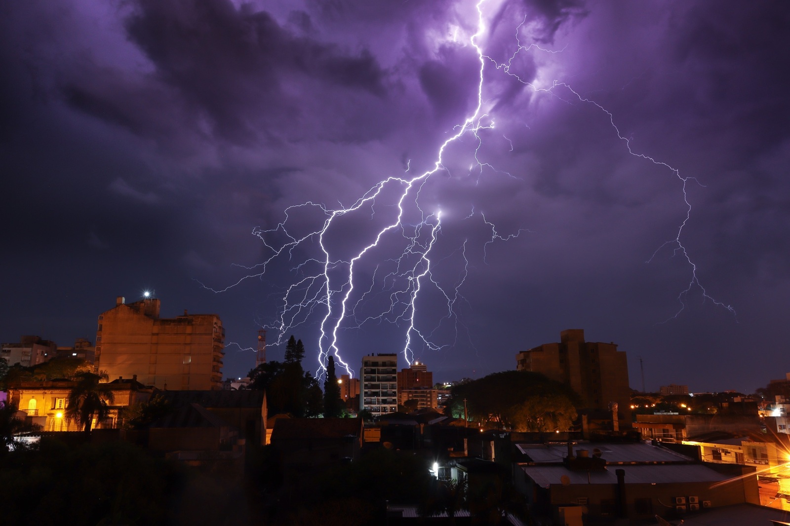 Foto mostra raios em Livramento com frente fria