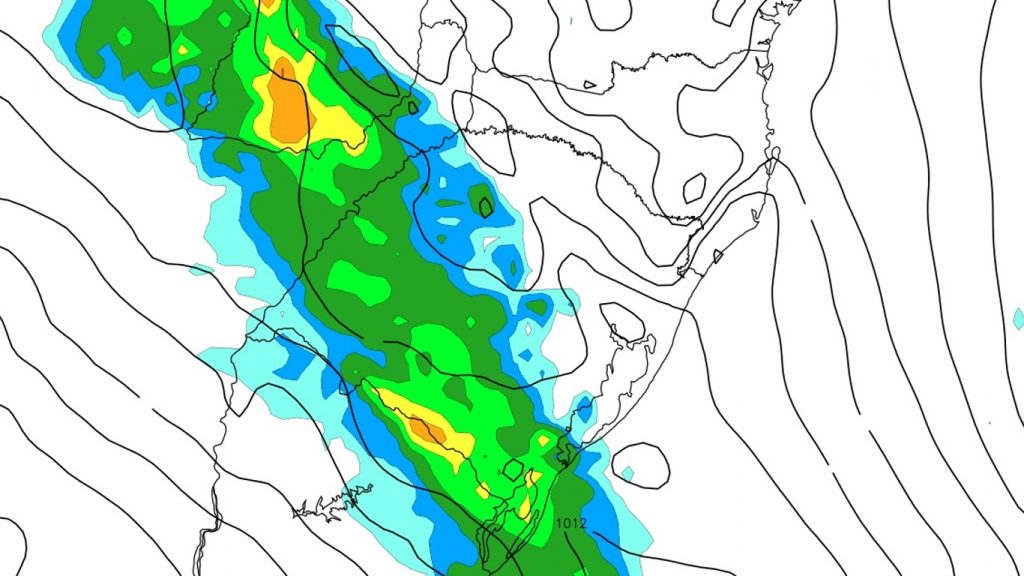 Frente fria muda o tempo no domingo com chuva e risco de temporais