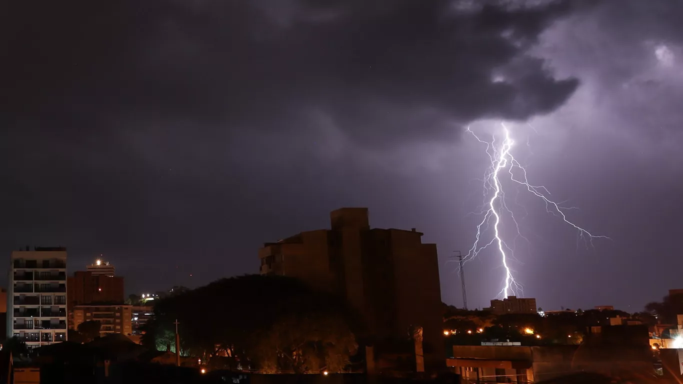 Foto mostra raio em Livramento na chegada de frente fria