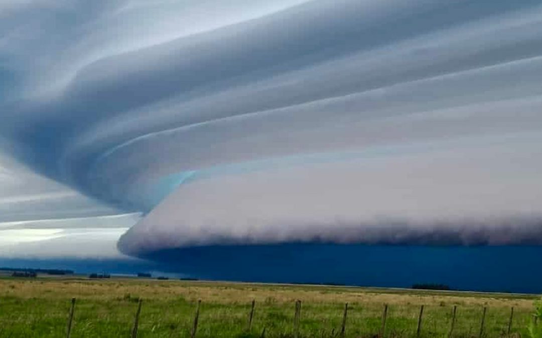 Frente fria avança nesta terça-feira com chuva e tempestades Frente fria muda o tempo com chuva e tempestades nesta terça na Argentina, Uruguai, Sul do Brasil e o Paraguai