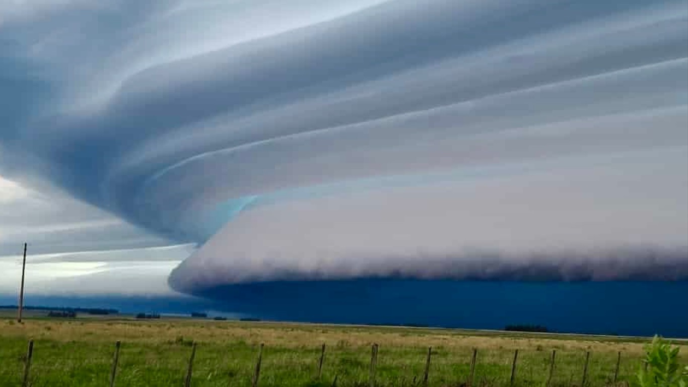 Foto mostra nuvem de tempestade em frente fria no Uruguai 