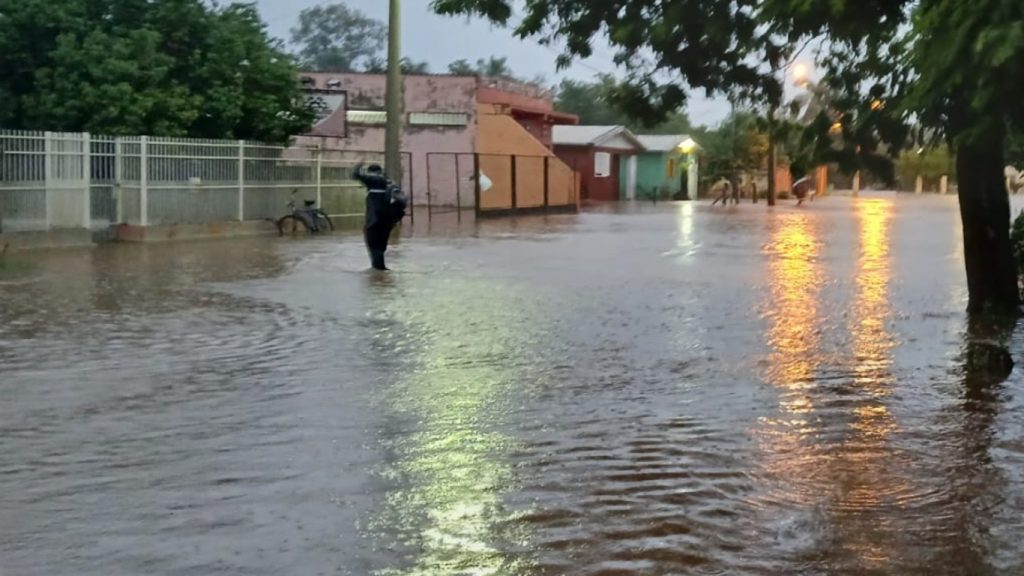 Frente fria chega com chuva acima de 100 mm e alagamentos