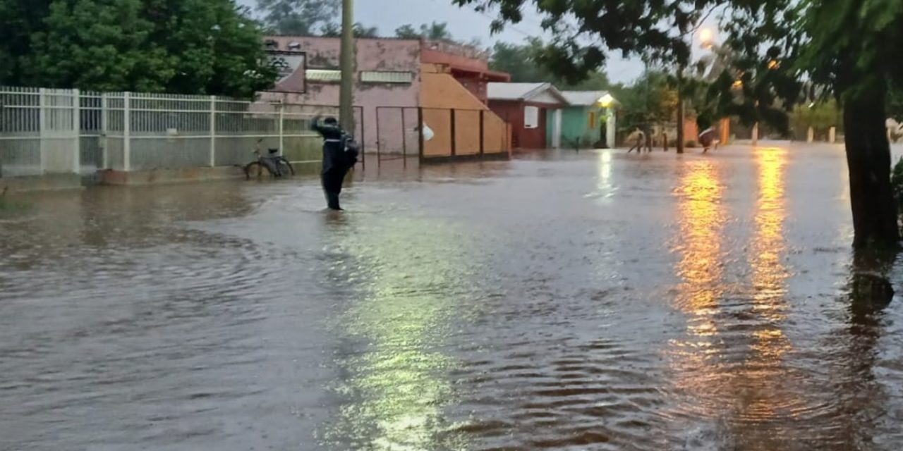 <span class="entry-title-primary">Frente fria chega com chuva acima de 100 mm e alagamentos</span> <h2 class="entry-subtitle">Frente fria ingressou no Rio Grande do Sul no começo desta terça-feira com altos volumes de chuva e alagamentos no Oeste </h2>