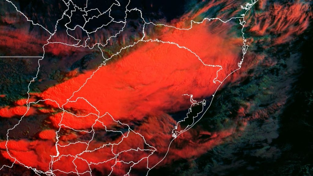 Frente quente se forma e avança com chuva e raios no Sul do Brasil