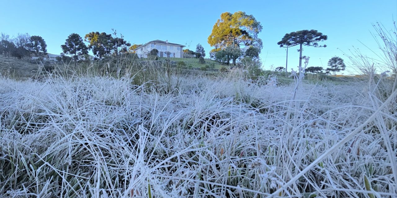 <span class="entry-title-primary">Semana começa com frio abaixo de zero no Sul do Brasil</span> <h2 class="entry-subtitle">Massa de ar seco e frio associada a um centro de alta pressão na costa traz mais um amanhecer frio nesta segunda-feira </h2>