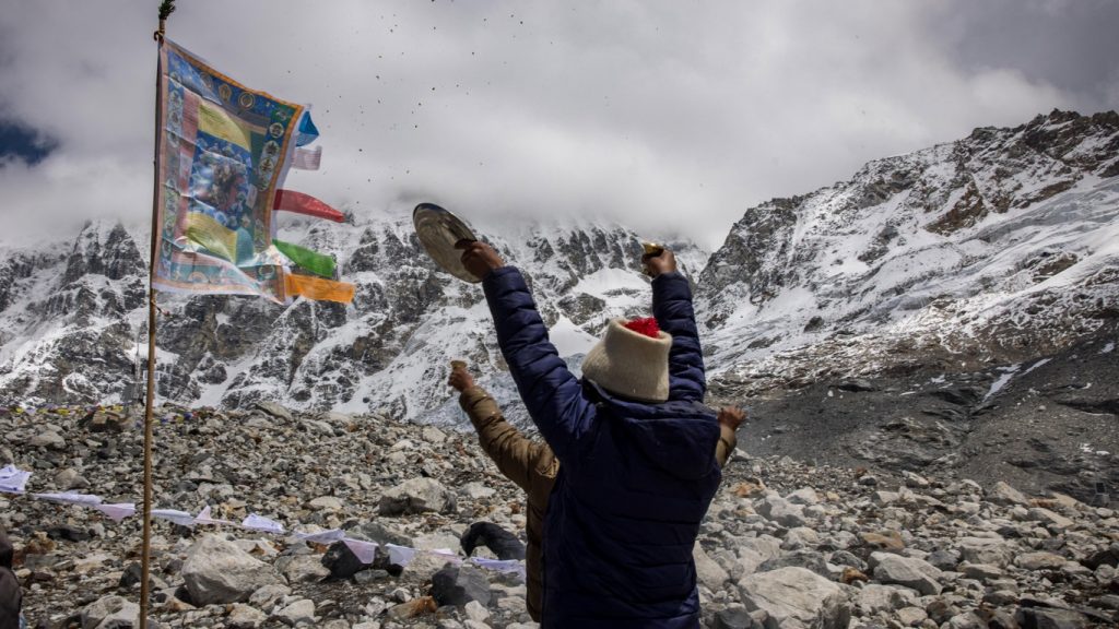 Glaciar ameaçado de desaparecer pelo clima tem sepultamento simbólico