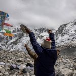 Glaciar ameaçado de desaparecer pelo clima tem sepultamento simbólico